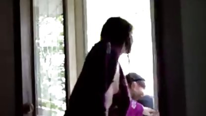 Dua profesional menghisap kontol hitam melalui lubang di dinding bokep indonesia tanpa sensor