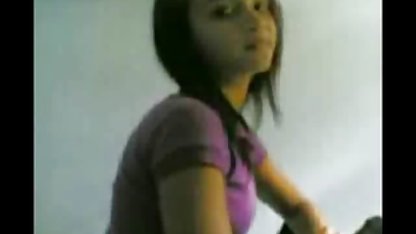 Brunette yang pengap mendapat aliran bokep indo kerudung urin ke dalam vas