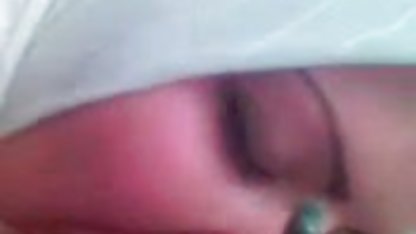 Si pirang dalam pakaian renang memberi indo sex indo seorang pria di tepi sungai