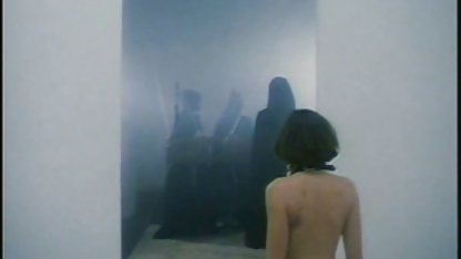 Seorang wanita porn indo live Cina kurus striptis di depan kamera, menunjukkan vaginanya yang ketat