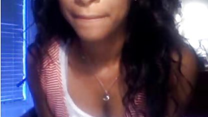 Brunette Busty menunjukkan pada kamera sebuah vagina besar sek porn indo