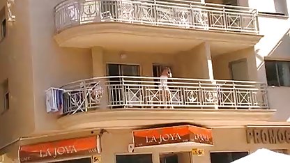 Pelatih porn hd indo penuh nafsu menarik pesenam ke ruang ganti