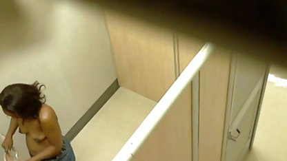 Seorang wanita indo videos porn gemuk dengan pemerahan besar secara aktif dijentikkan pada orang pertama
