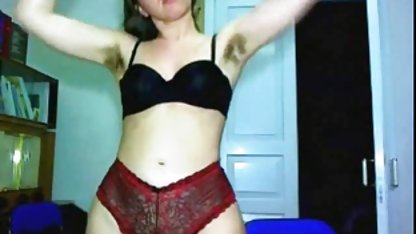 Seorang wanita tua menjilati strapon panjang uporn indo yang menempel pada seorang pria