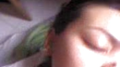 Seorang gadis bokep tante2 indo dengan celana ketat cantik membuat blowjob dari 1 orang