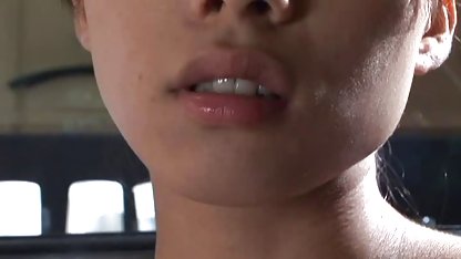 Gadis itu bersembunyi di lemari dan mengisap kontol bokep indo goyang