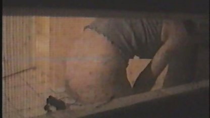 Brunette kecokelatan membuat blowjob indo porrn panas