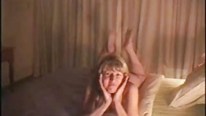 Istri yang baik mengisap ayam suaminya dan menidurinya di atas xxx bokep indonesia meja
