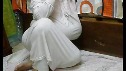 Gadis di stoking indonesia selingkuh porn bergaris memberikan pus untuk menjilat