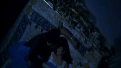 Gadis itu meletakkan bola sex free indo anal di pantat dan masturbasi