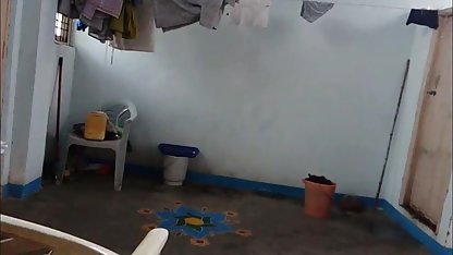 Seorang bayi dengan rok kotak-kotak melayani hot sex indo dua pria sekaligus
