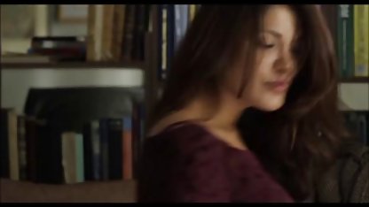 Seorang pria menangkap cewek dengan yang lain dan hot indo sex mengisap ayam dude