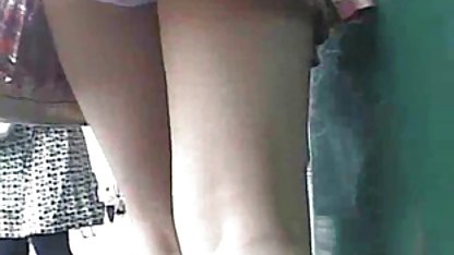 Seorang gadis di stoking indo xxx bokep nilon memberikan blowjob kepada seorang pria yang sedang tidur
