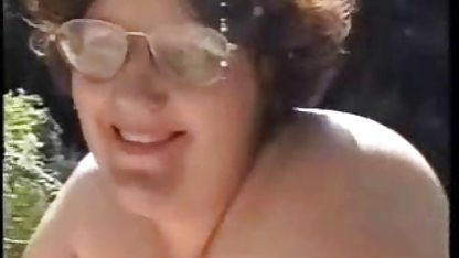 Si video indo sex 3gp pirang menunjukkan topinya kepada pengguna webchat