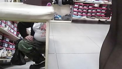 Seorang kumpulan video porn indonesia pria yang mengendalikan tiga dara, mengikat mereka