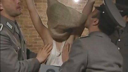 Seorang pria mendapatkan hisapan dingin xxx bokep indonesia dari dua pramugari sekaligus
