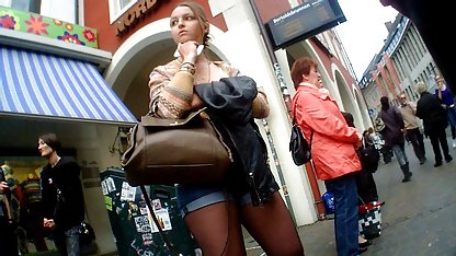 Gadis kecil sex free indo yang ceria menunjukkan pantat bulat dalam obrolan RuNet